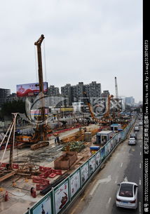 現(xiàn)代建筑工地中的核心力量 起重機(jī)與混凝土建筑